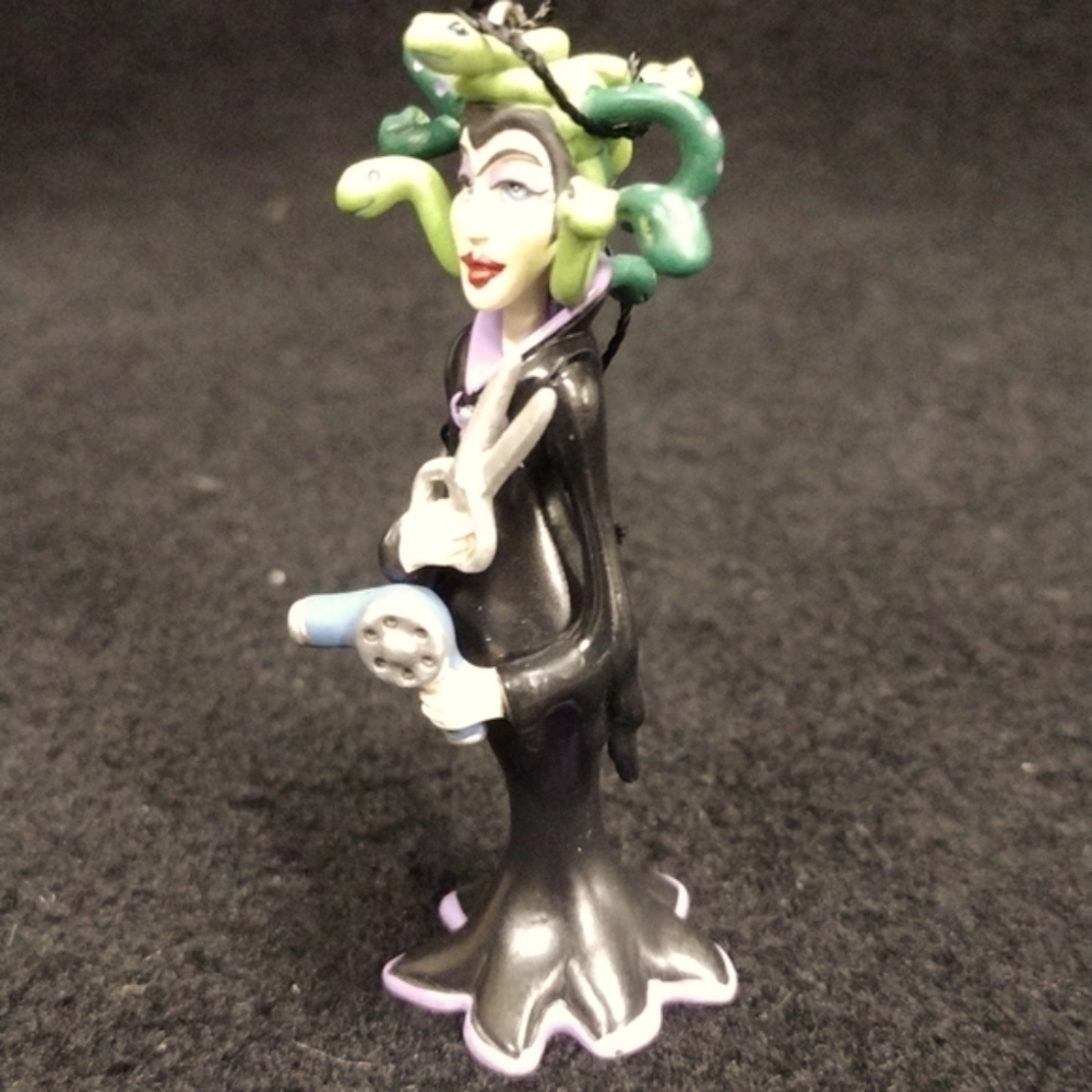 2005 Hallmark Keepsake - Hauntington Collection Ivana Hacketoff Ornament